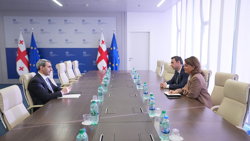 Tamar Ioseliani diskutiert mit dem Vorsitzenden der Aserbaidschanischen Eisenbahn über die Zusammenarbeit im Schienenverkehr