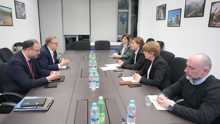 Tamara Ioseliani bespricht die Entwicklung des Telekommunikationssektors und des digitalen Hubs in Georgien mit dem Leiter des ITU-Büros für Europa