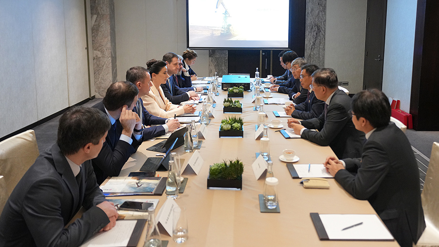 Mariami Kwriwischwili trifft den Vorsitzenden von Geo-Jade Petroleum Corporation
