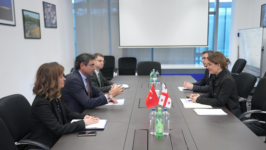 Tamara Ioseliani trifft sich mit dem türkischen Botschafter Mustafa Türechtan