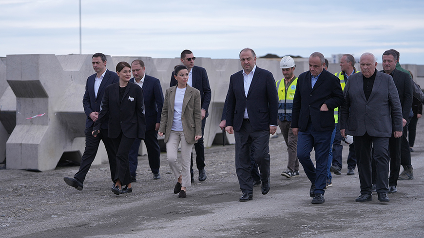 Mariami Kvirivischwili informiert sich über den Beginn der maritimen Infrastruktur im Hafen von Anaklia