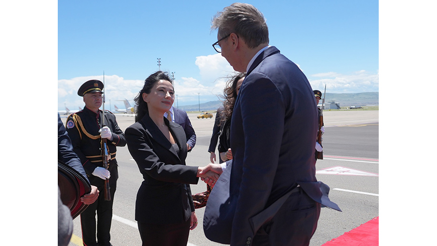 Serbiens Präsident wird von der Wirtschaftsministerin Mariam Kvirikashvili am internationalen Flughafen Tiflis empfangen