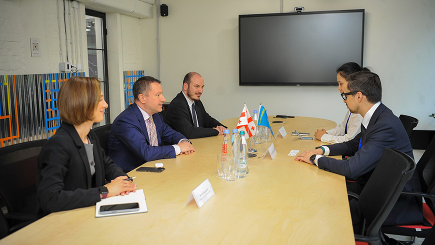 Irakli Nadareishvili trifft stellvertretenden Minister für Künstliche Intelligenz und Digitale Entwicklung der Republik Kasachstan