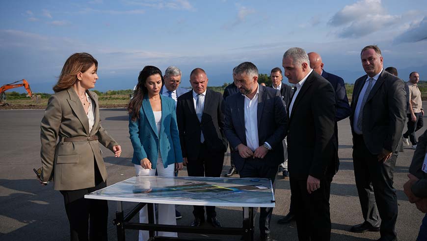 Wirtschaftsministerin Mariam Kvirivshvili besucht Bauarbeiten am internationalen Flughafen Kutais