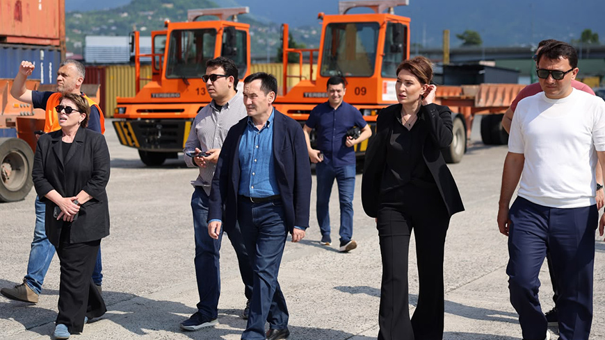 Tamar Ioseliani führt Mitglieder der usbekischen Regierung durch den Hafen von Batumi