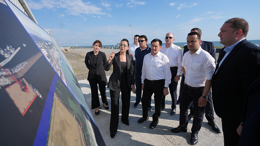 Mariam Kwirivischwili zeigt Usbekischen Ministern Bauarbeiten am Hafen Anaklia
