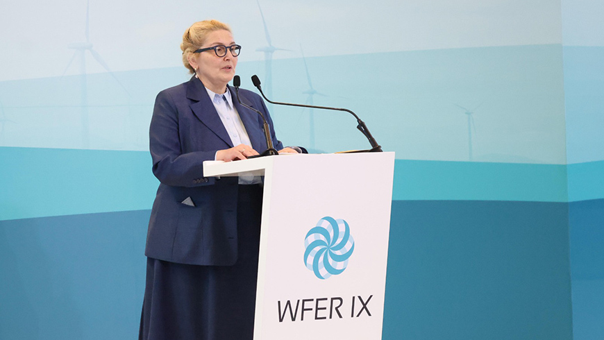 Inga Pchaladze spricht auf dem 9. Weltforum zur Energiewirtschaft