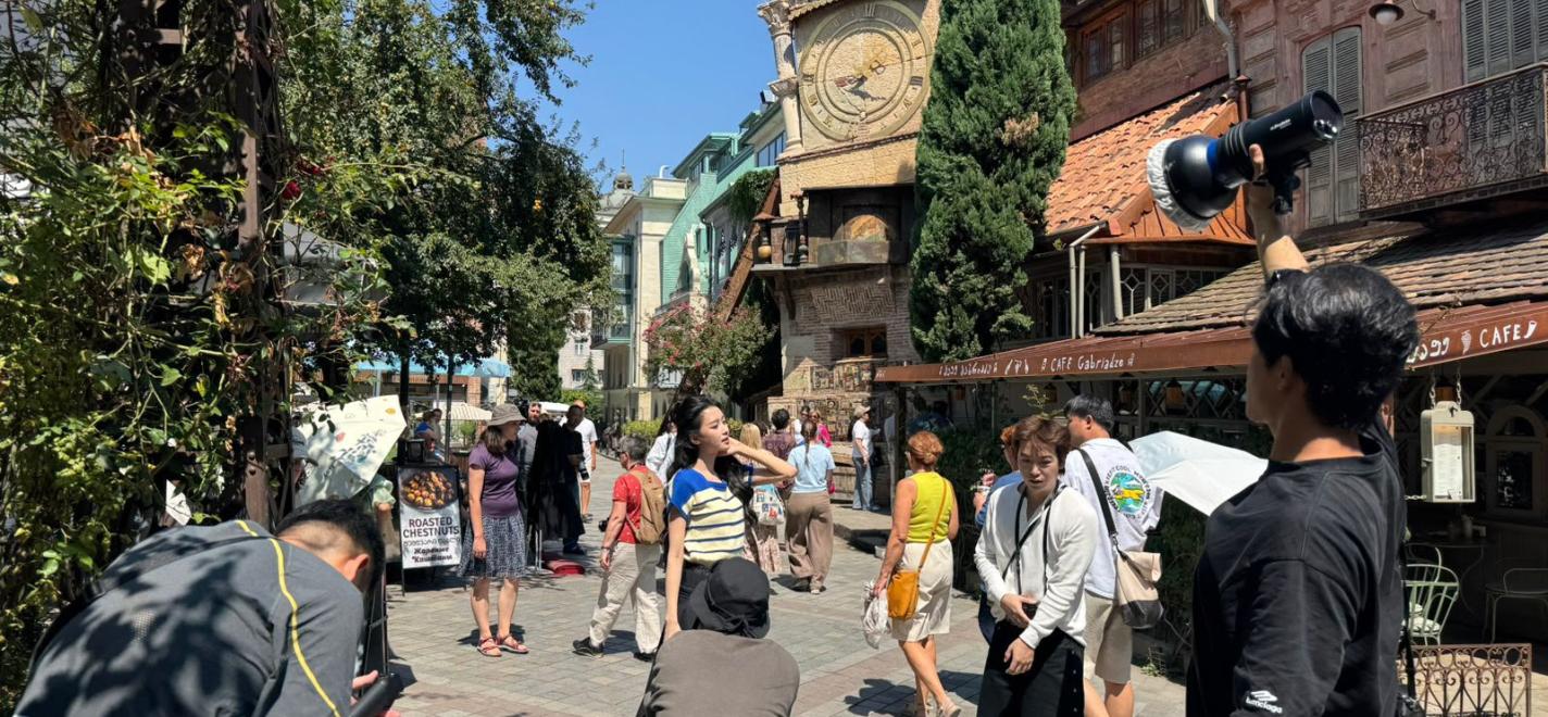 Vertreter des touristischen Sektors und der Unterhaltungsbranche aus China besuchen Georgien